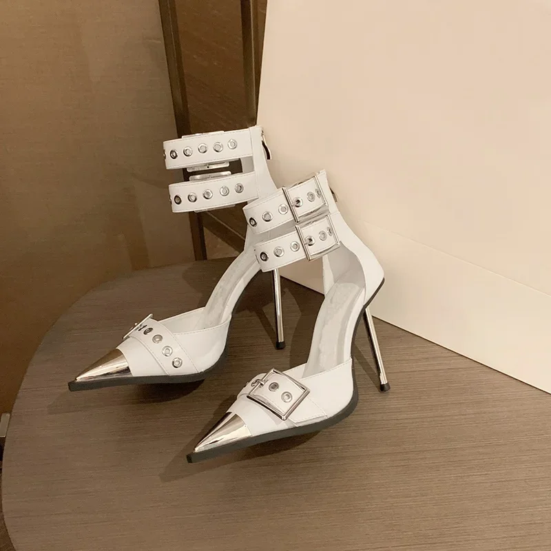 Сандалии женские серебристые с острым носком, тонкий металлический каблук, ремешок на щиколотке с пряжкой, высокий каблук 8 см/10 см, черные/белые летние босоножки-гладиаторы в стиле панк 
Сандалии женские серебристые с острым носком, тонкий металлический каблук, ремешок на щиколотке с пряжкой, высокий каблук 8 см/10 см, черные/белые летние босоножки-гладиаторы в стиле панк