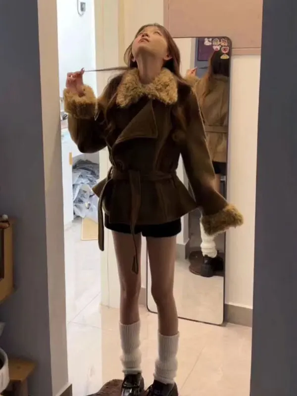 Корейское шерстяное пальто Thened, женское зимнее новое пальто маленького размера, теплый топ для поездок на работу, модный круглый дизайн на пуговицах
Корейское шерстяное пальто Thened, женское зимнее новое пальто маленького размера, теплый топ для поездок на работу, модный круглый дизайн на пуговицах