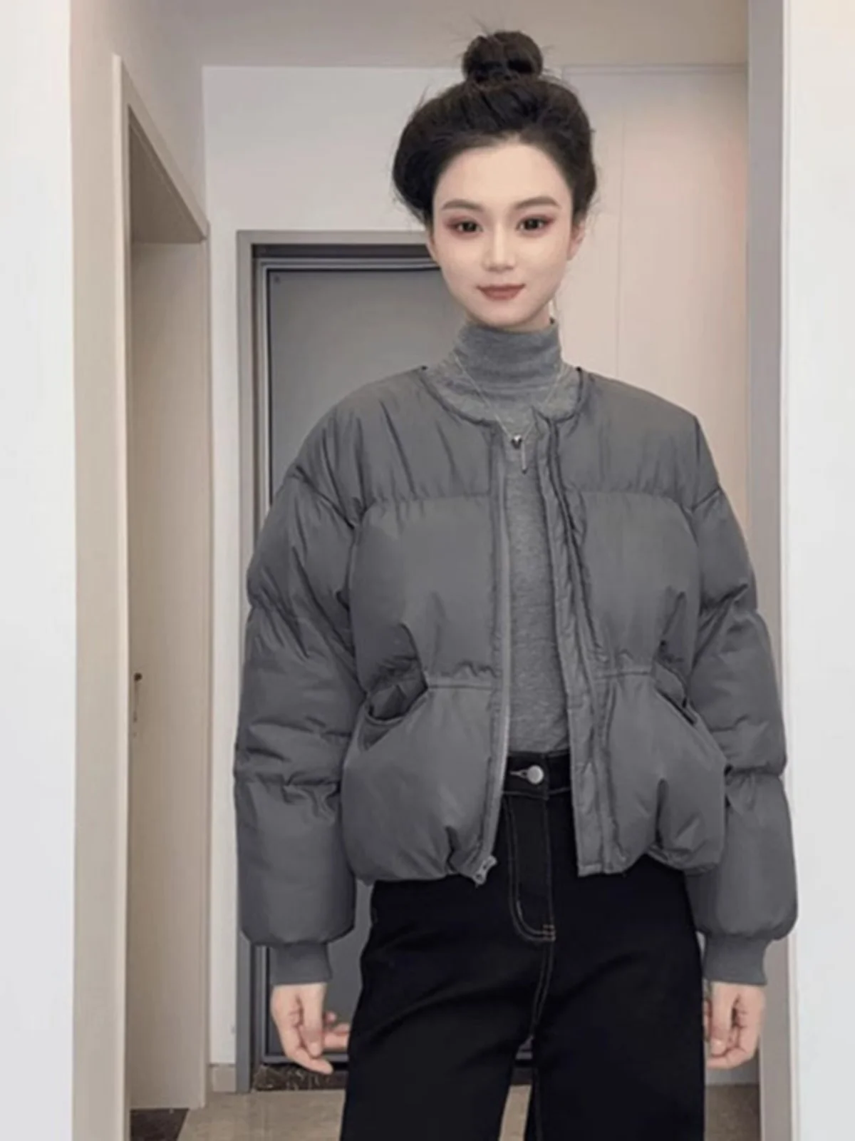 Повседневная свободная хлопковая куртка для женщин: модная, универсальная зимняя верхняя одежда в корейском стиле, удобная, на молнии, с длинными рукавами
Повседневная свободная хлопковая куртка для женщин: модная, универсальная зимняя верхняя одежда в корейском стиле, удобная, на молнии, с длинными рукавами