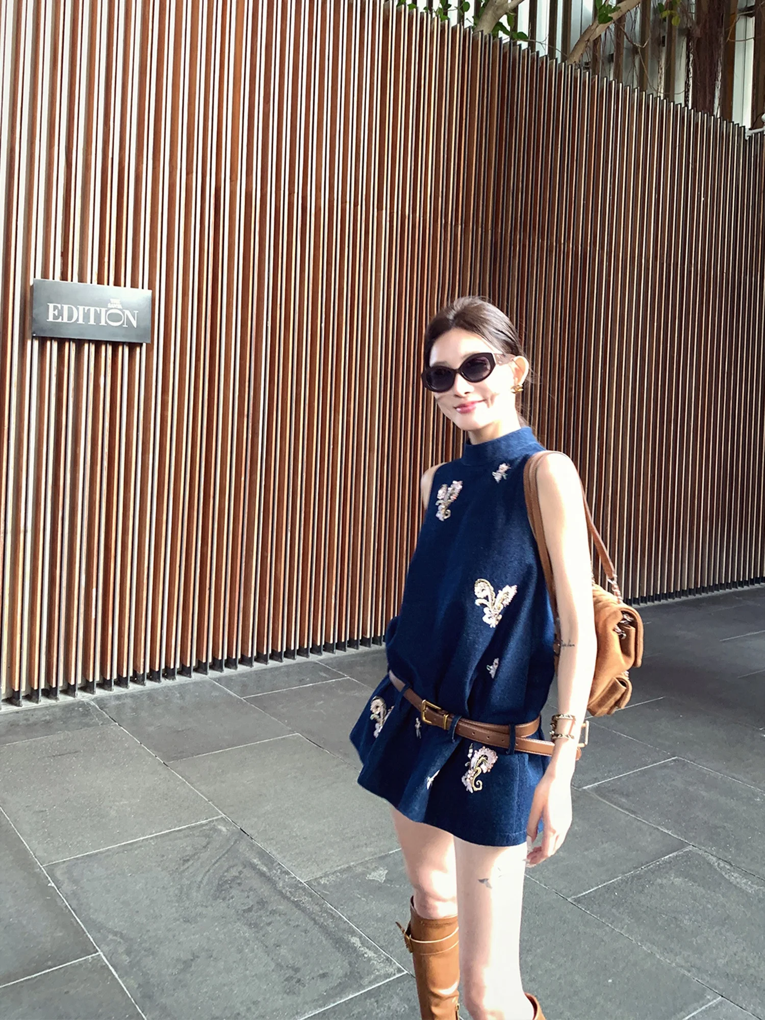 Original Holiday Madrid Summer New Chinese Style Women's Embroidered Denim Top Bottom Set Fashionable Mid-Length Sleeveless
Original Holiday Madrid Summer New Chinese Style Women's Embroidered Denim Top Bottom Set Fashionable Mid-Length Sleeveless