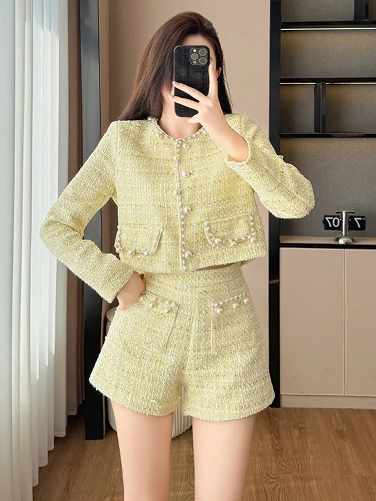 Новый весенний элегантный твидовый комплект из 2 предметов с небольшим ароматом, модная короткая куртка с пуговицами из бисера, пальто + шорты с высокой талией, повседневный праздничный костюм
Новый весенний элегантный твидовый комплект из 2 предметов с небольшим ароматом, модная короткая куртка с пуговицами из бисера, пальто + шорты с высокой талией, повседневный праздничный костюм