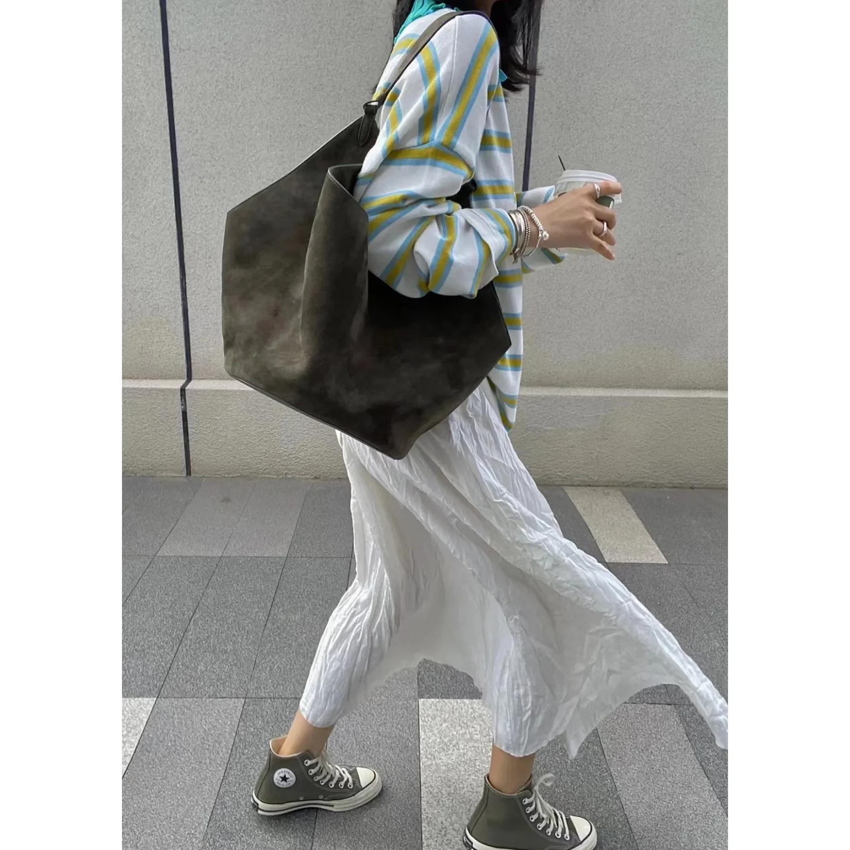 Small group handheld frosted cowhide suede dumplings, water bucket, single shoulder tote bag for women
Small group handheld frosted cowhide suede dumplings, water bucket, single shoulder tote bag for women