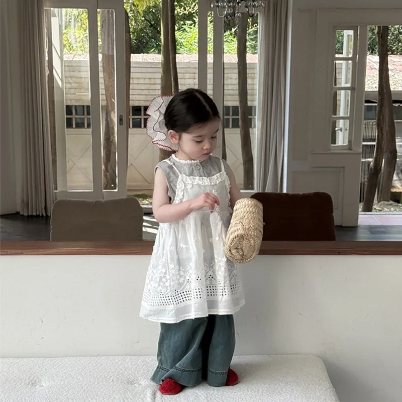 Girls' 2026 Summer New Lace Collar Small Tank Top Floral Strap Dress Versatile Wide Leg Pants 3-Piece Set
Girls' 2026 Summer New Lace Collar Small Tank Top Floral Strap Dress Versatile Wide Leg Pants 3-Piece Set