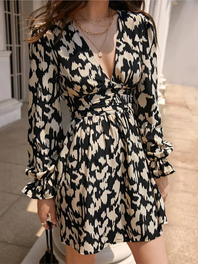 Spring Summer Women's New Sexy V-neck Fashionable Full Body Printed Waist Cinched Large Swing Lotus Leaf Long Sleeved Dress
Spring Summer Women's New Sexy V-neck Fashionable Full Body Printed Waist Cinched Large Swing Lotus Leaf Long Sleeved Dress