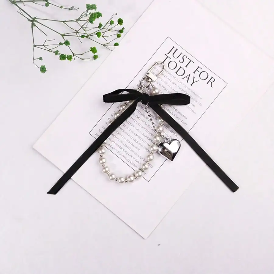 Love pendant keychain, Korean pearl texture foot, bow embellishment, high-end hanging chain, car mobile phone decoration, eye-catching when going out on the street, gifts are super suitable, daily practical
Love pendant keychain, Korean pearl texture foot, bow embellishment, high-end hanging chain, car mobile phone decoration, eye-catching when going out on the street, gifts are super suitable, daily practical