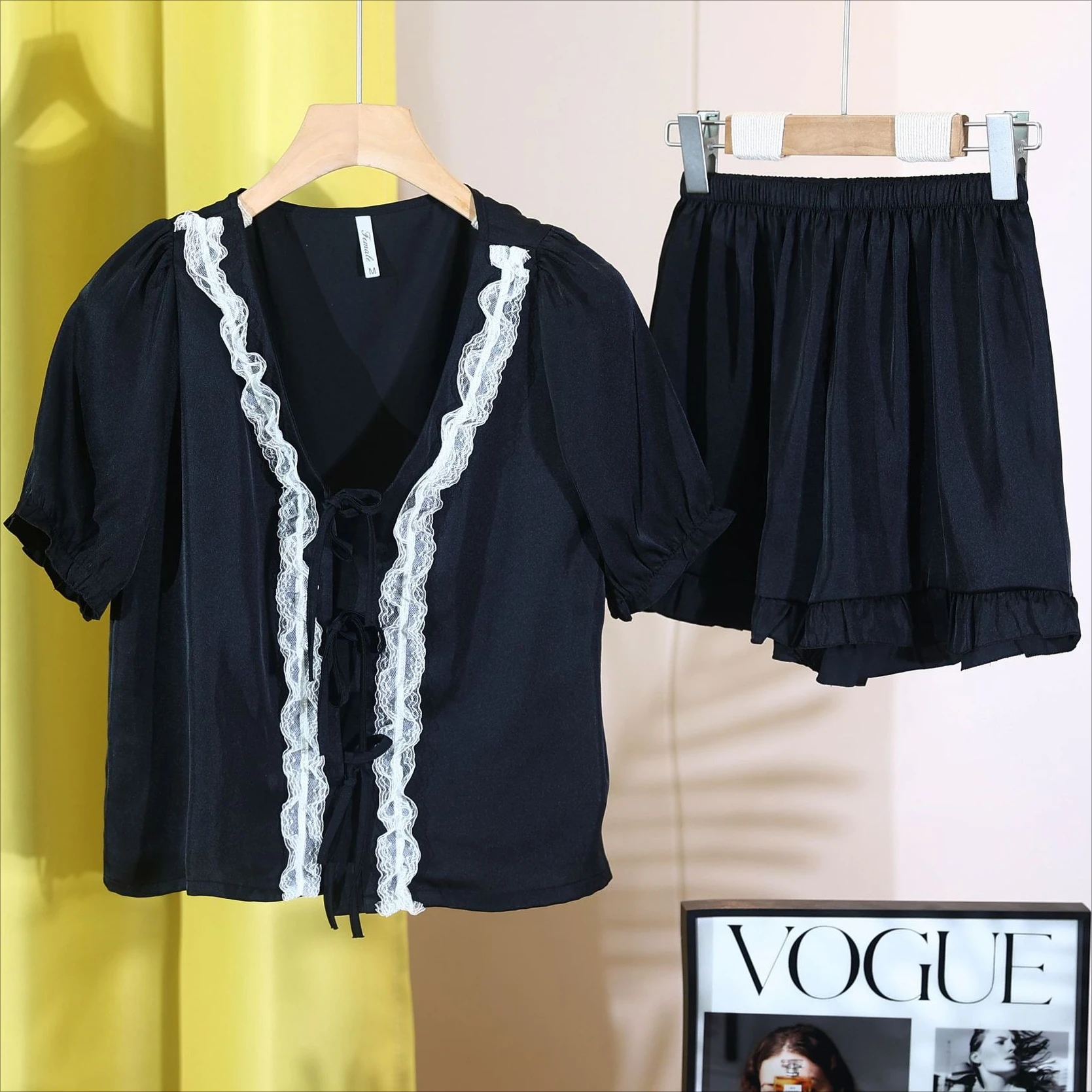 Кружевной пижамный комплект для женщин, комплект из 2 предметов, одежда для сна, рубашка с v-образным вырезом и короткими рукавами, брюки, пижамный костюм, летняя шелковистая атласная ночная одежда, домашняя одежда
Кружевной пижамный комплект для женщин, комплект из 2 предметов, одежда для сна, рубашка с v-образным вырезом и короткими рукавами, брюки, пижамный костюм, летняя шелковистая атласная ночная одежда, домашняя одежда