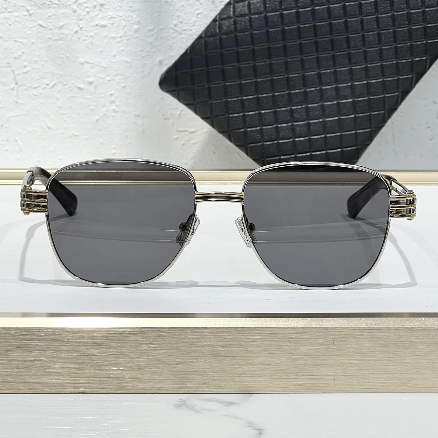 1380 Italian style luxury fashionable alloy square black sunglasses for women vacation leisure green glasses for men driving
1380 Italian style luxury fashionable alloy square black sunglasses for women vacation leisure green glasses for men driving