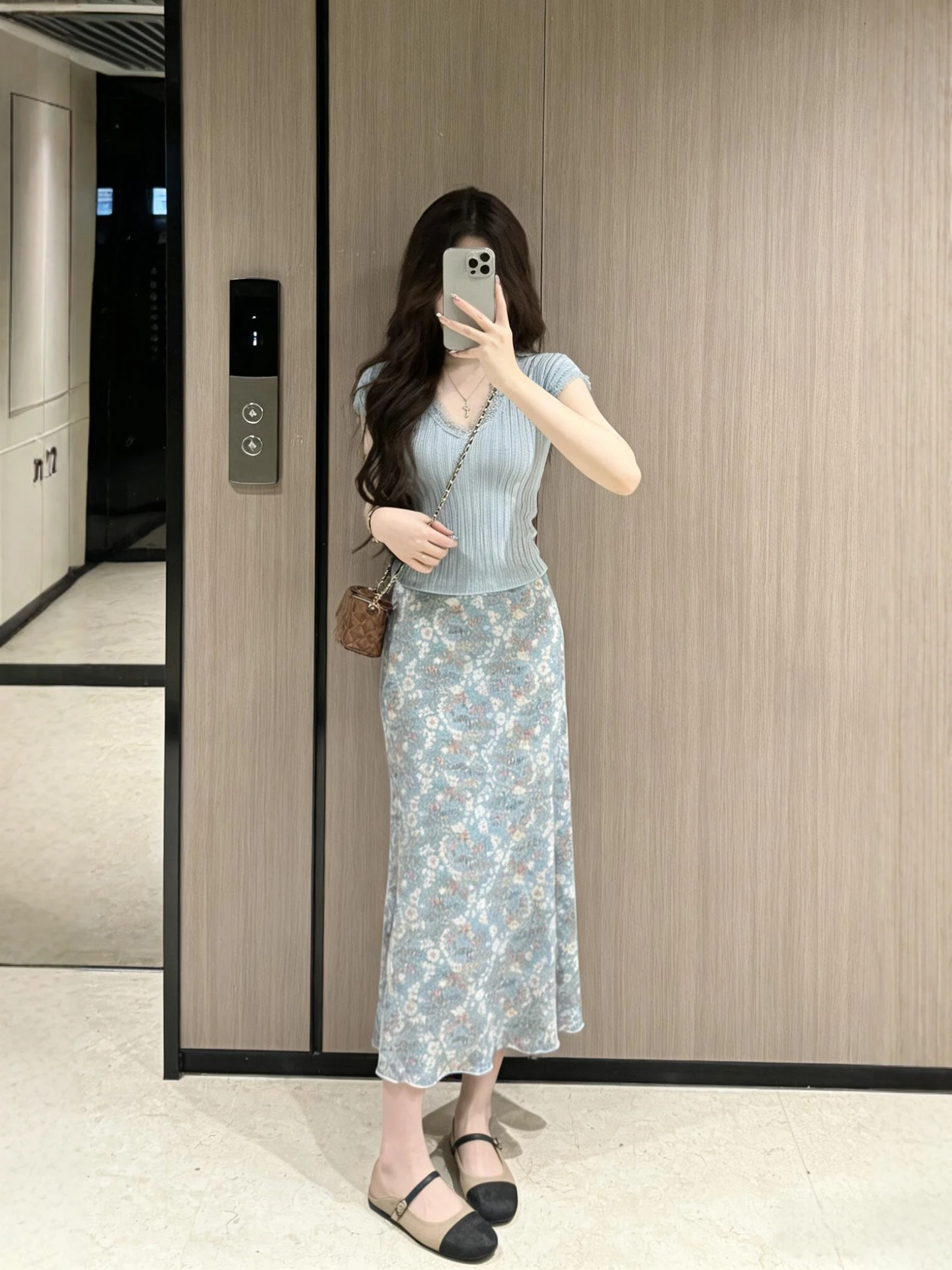 Summer Floral Knitted V-neck Top And Half-skirt Women's Set Casual Breathable Polyester High-waist Slim-fit T-shirt Dress
Summer Floral Knitted V-neck Top And Half-skirt Women's Set Casual Breathable Polyester High-waist Slim-fit T-shirt Dress