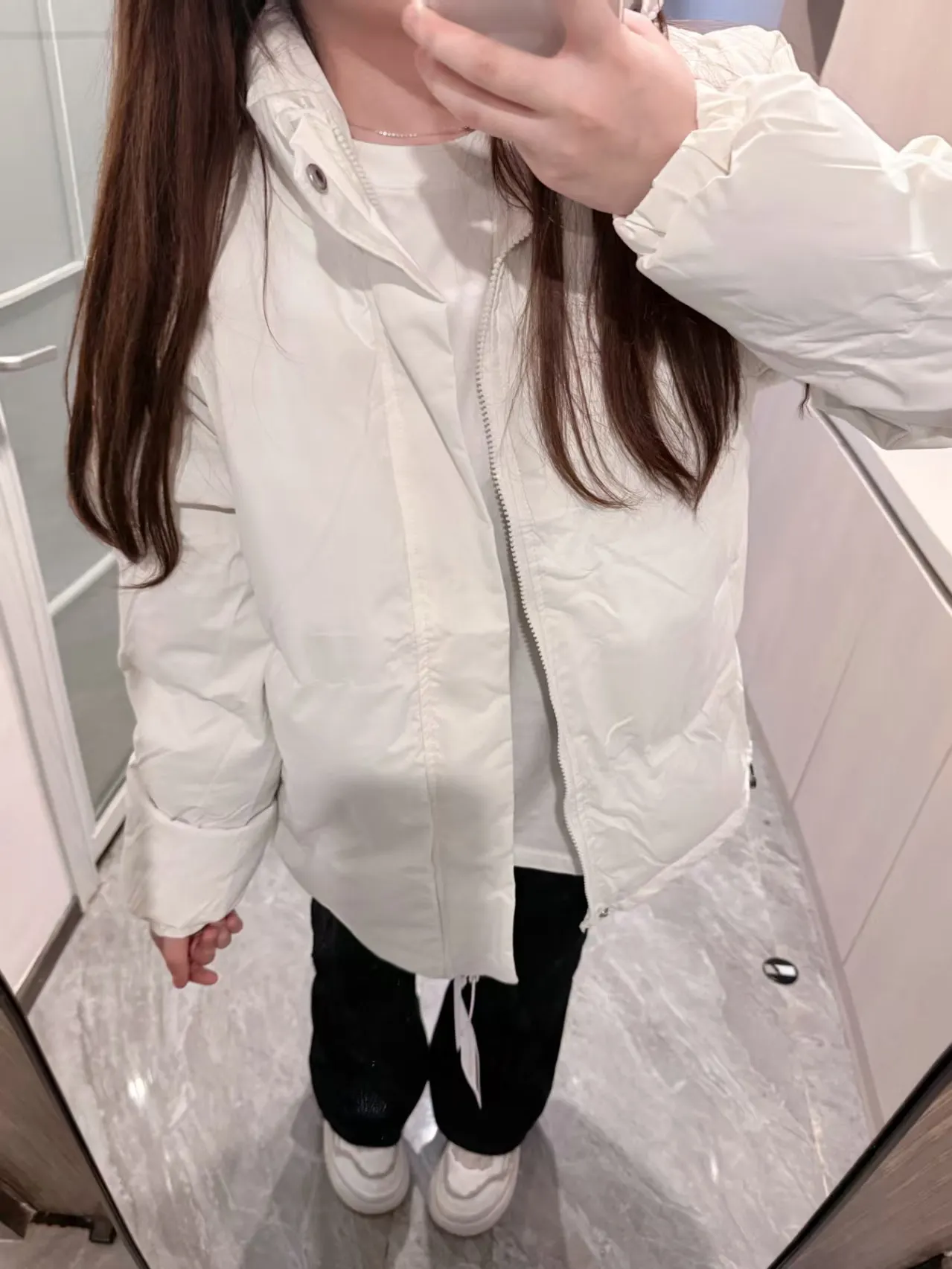 Повседневная одежда на хлопковой подкладке для мужчин и женщин – это теплые и свободные куртки с хлопковой подкладкой и воротником-стойкой, зимние куртки.
Повседневная одежда на хлопковой подкладке для мужчин и женщин – это теплые и свободные куртки с хлопковой подкладкой и воротником-стойкой, зимние куртки.