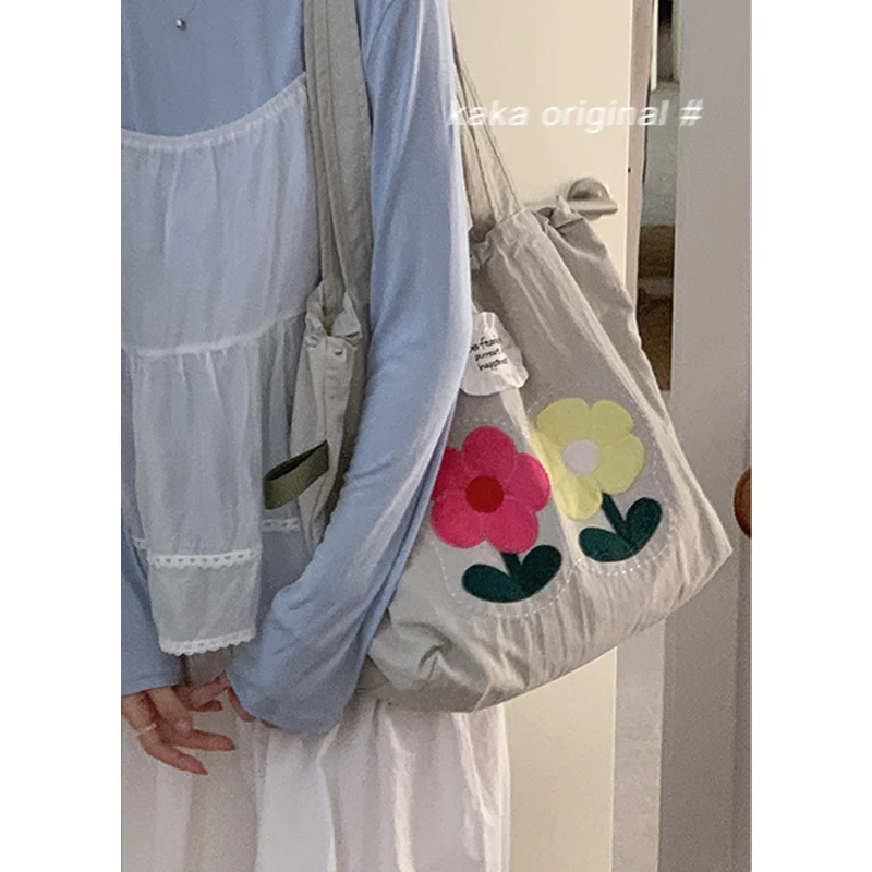 Cute Flower Nylon Canvas Bags for Women 2025 New Fashion College Style Tote Casual Large Capacity Bag
Cute Flower Nylon Canvas Bags for Women 2025 New Fashion College Style Tote Casual Large Capacity Bag