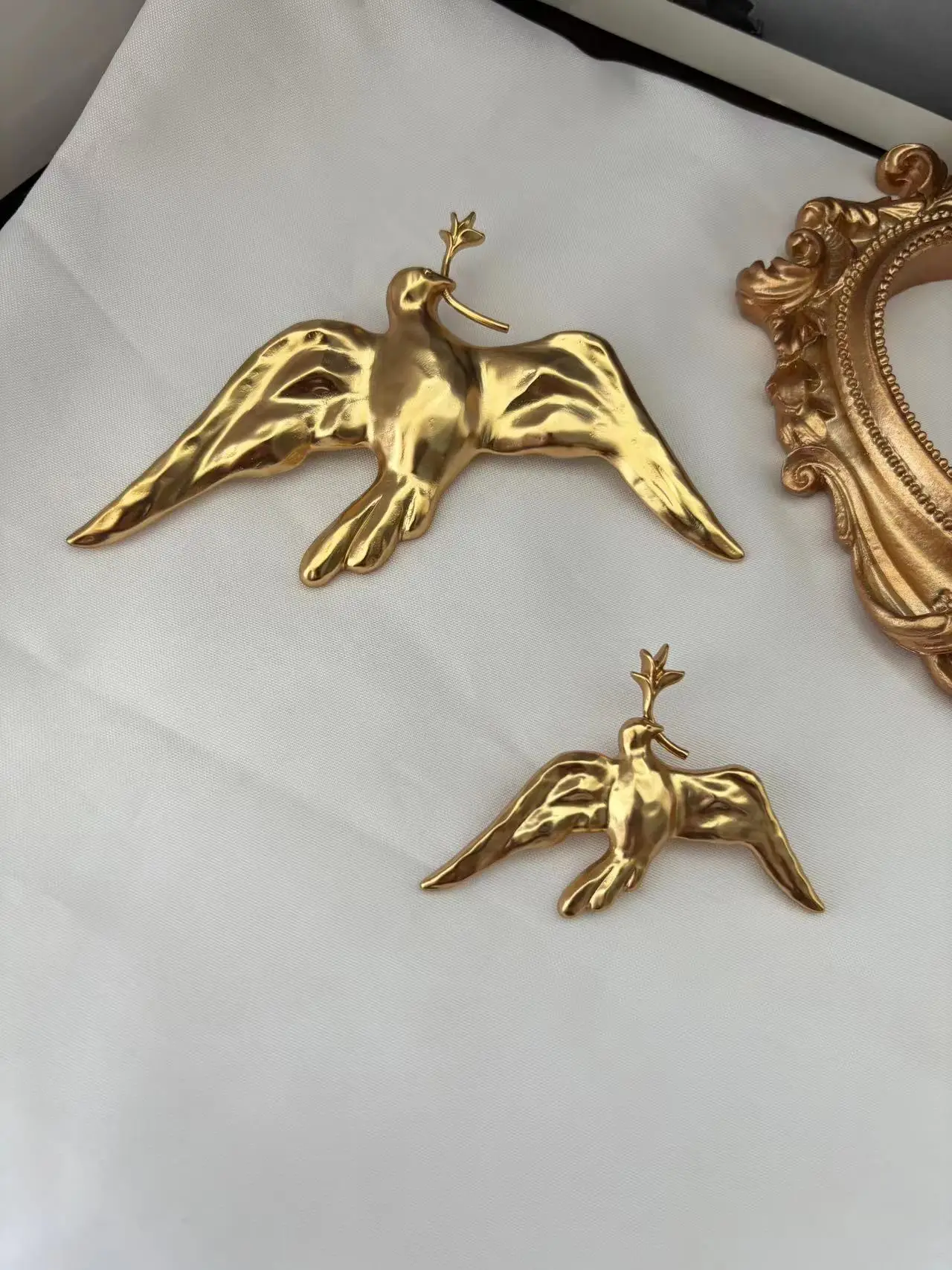 Minimalist Peace Bird Shape Brooch Earrings Exquisite Animal Brooch Pin for Men Women Elegant clothing accessories
Minimalist Peace Bird Shape Brooch Earrings Exquisite Animal Brooch Pin for Men Women Elegant clothing accessories