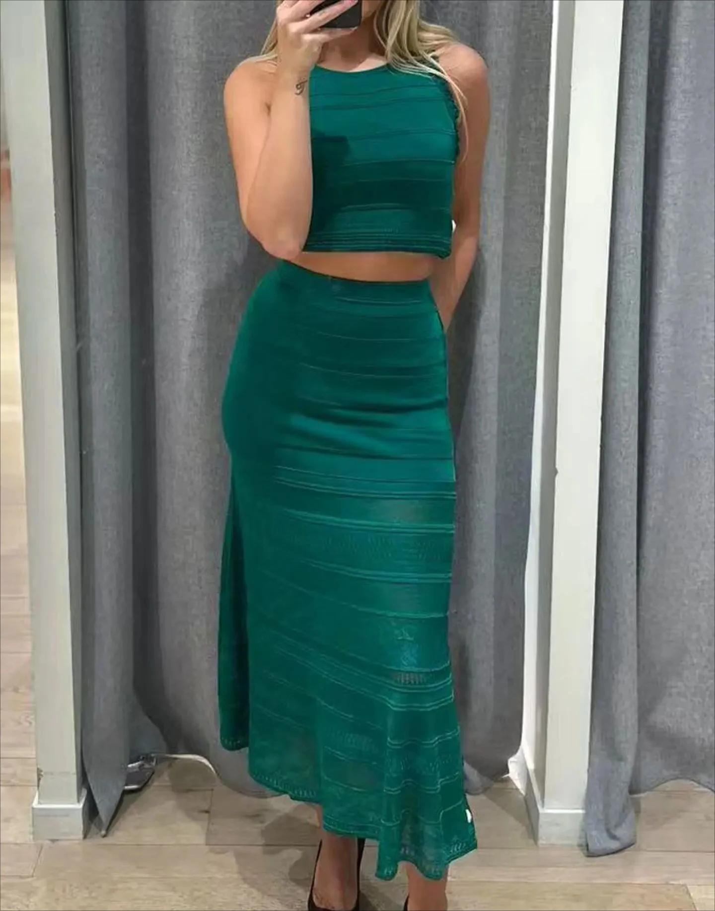 Women's green two-piece suit with round neck sleeveless slim fit knit top or elegant long skirt
Women's green two-piece suit with round neck sleeveless slim fit knit top or elegant long skirt