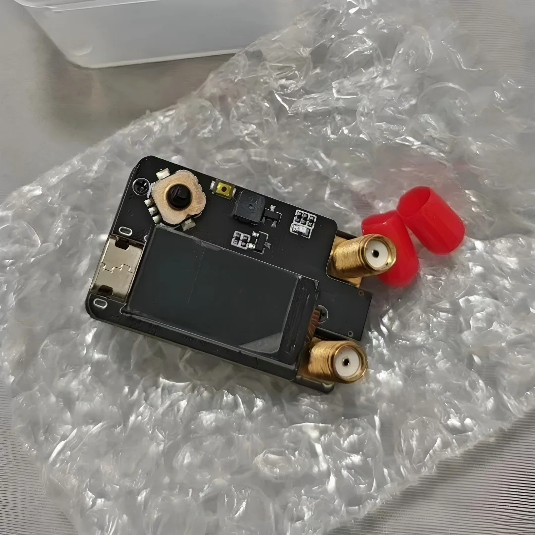 FPV Glasses VRX 5.8G/4.9G/6.1G PLUS Receiver Dual Antenna Reception 70CH VRX Suitable for SKYZONE/Hathark/DJI V1 V2 Glasses
FPV Glasses VRX 5.8G/4.9G/6.1G PLUS Receiver Dual Antenna Reception 70CH VRX Suitable for SKYZONE/Hathark/DJI V1 V2 Glasses