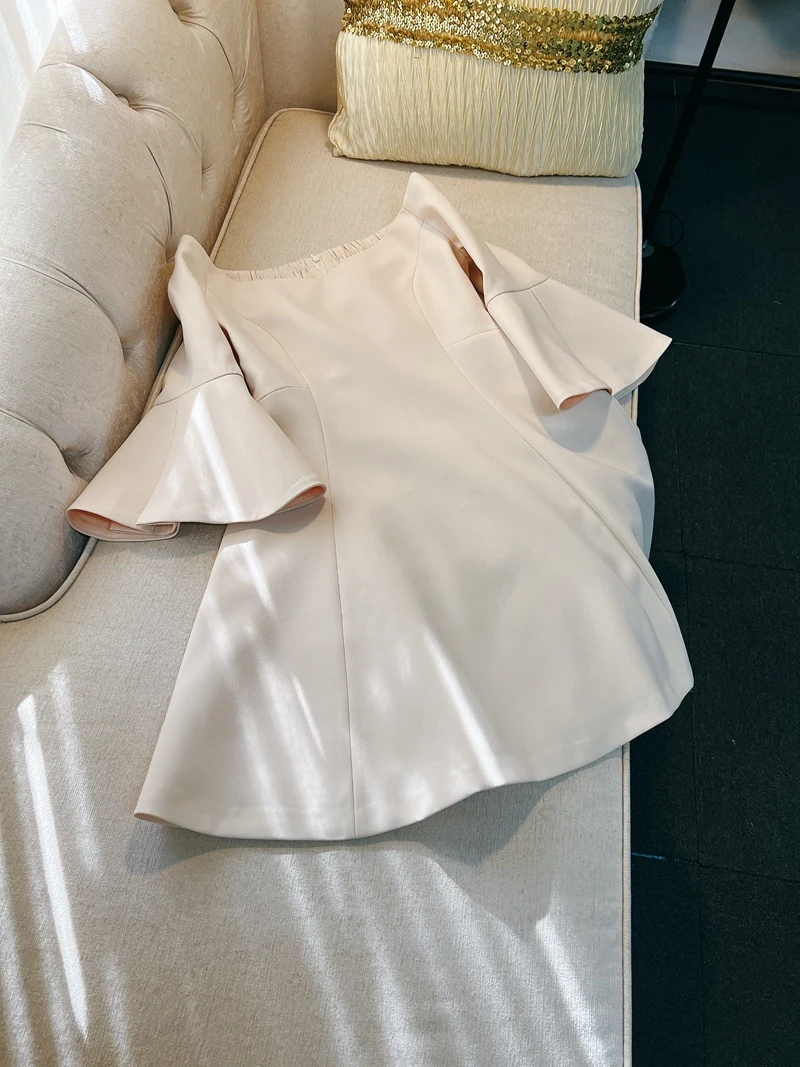 Elegant High-End Dress Shoulder Bared Flared Sleeve One-Shoulder Design Ladylike Polyester Fiber High Waist Gown for Women
Elegant High-End Dress Shoulder Bared Flared Sleeve One-Shoulder Design Ladylike Polyester Fiber High Waist Gown for Women