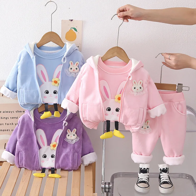 Комплекты плотной одежды для девочек, зима 2025 г., детские теплые бархатные толстовки, жилет, толстовки, брюки, милый костюм из 3 предметов для малышей, спортивные костюмы для детей
Комплекты плотной одежды для девочек, зима 2025 г., детские теплые бархатные толстовки, жилет, толстовки, брюки, милый костюм из 3 предметов для малышей, спортивные костюмы для детей