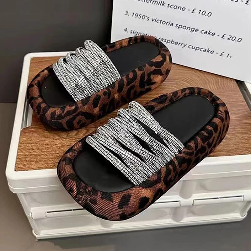 Luxury Rhinestones Summer clogs Slippers Woman Outdoor Fashion leopard Beach Sandals Lightweight Platform Home on cloud slippers 
Luxury Rhinestones Summer clogs Slippers Woman Outdoor Fashion leopard Beach Sandals Lightweight Platform Home on cloud slippers