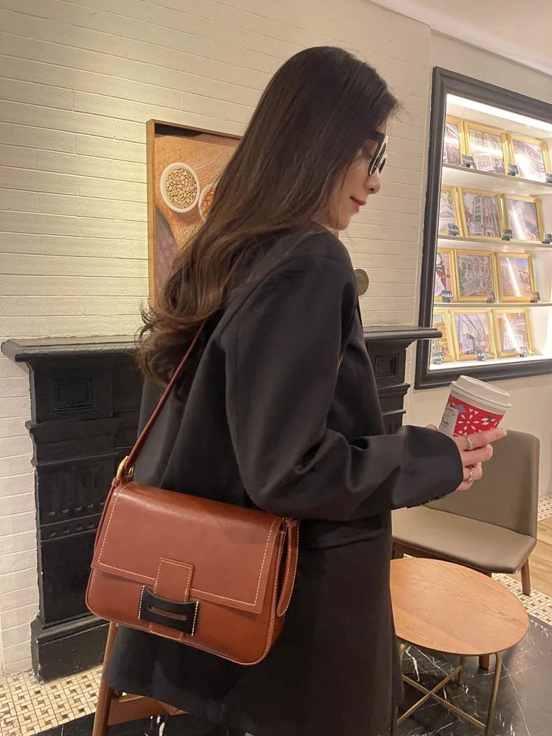 High quality vintage vegetable tanned leather small square bag Fashion All-in-one crossbody Bag Genuine leather women's bag
High quality vintage vegetable tanned leather small square bag Fashion All-in-one crossbody Bag Genuine leather women's bag