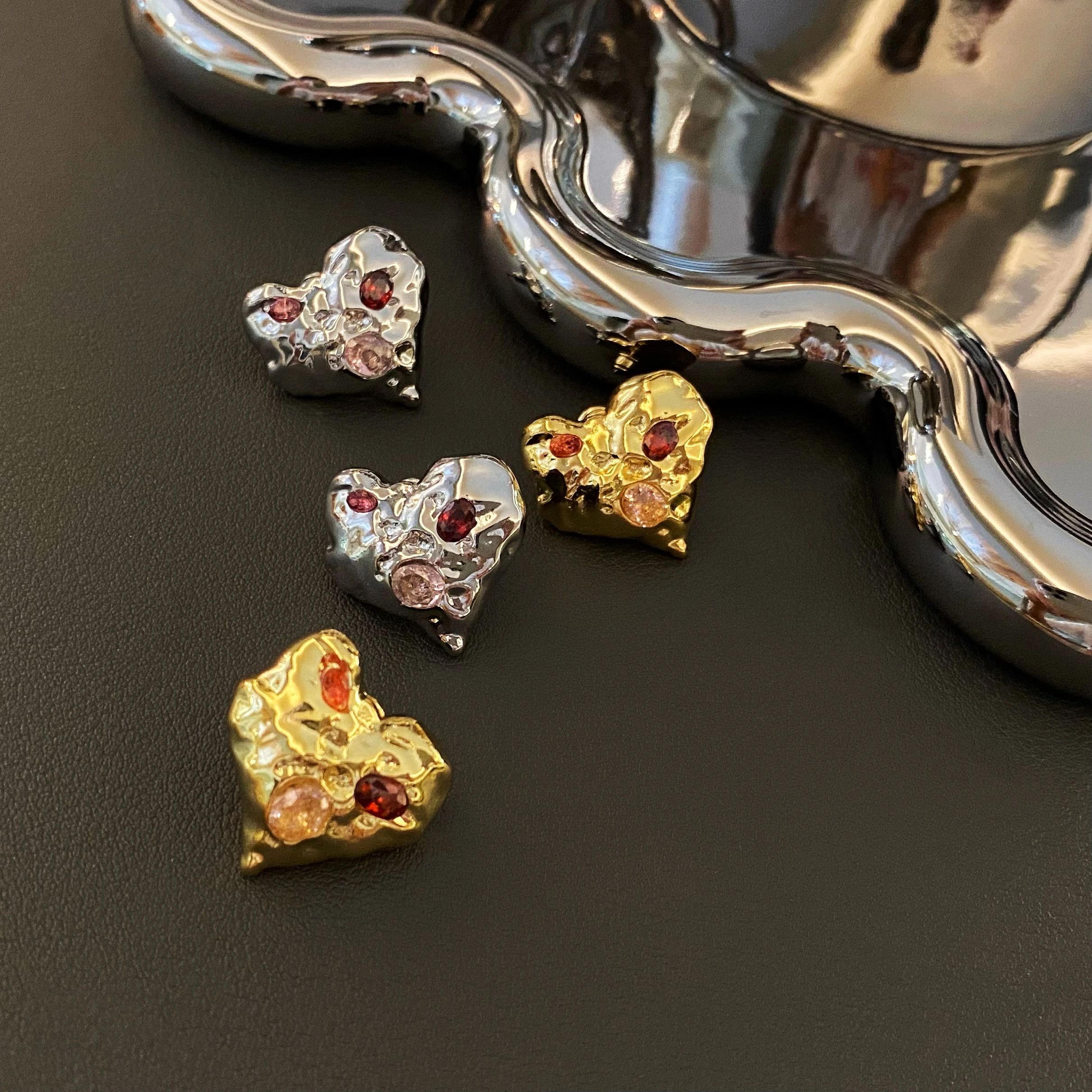 Brass With 18K Real Gold Retro Heart Clip Earrings Non Pierced Women Jewelry Punk Party Gown Runway Korean Japan INS Boho Top
Brass With 18K Real Gold Retro Heart Clip Earrings Non Pierced Women Jewelry Punk Party Gown Runway Korean Japan INS Boho Top