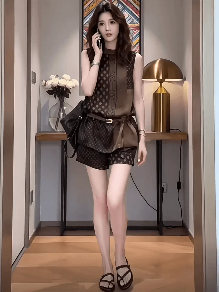 Summer Fashion Set Women's Retro Print Sleeveless Top Short Pants High Waist Belt Three Piece Set Casual Style Universal Fit
Summer Fashion Set Women's Retro Print Sleeveless Top Short Pants High Waist Belt Three Piece Set Casual Style Universal Fit