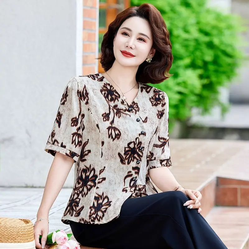 Women's New Style Spliced V-neck Button Printing Fashionable Loose Versatile Casual Short-sleeved Top
Women's New Style Spliced V-neck Button Printing Fashionable Loose Versatile Casual Short-sleeved Top