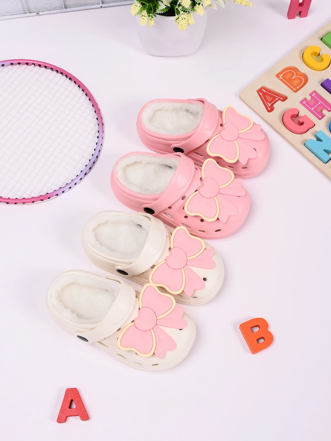 New Winter Bow DIY Girls' Slippers Comfortable Plush Anti Slip Warm Shoes Grils and Boys' Home Slippers For Kids
New Winter Bow DIY Girls' Slippers Comfortable Plush Anti Slip Warm Shoes Grils and Boys' Home Slippers For Kids