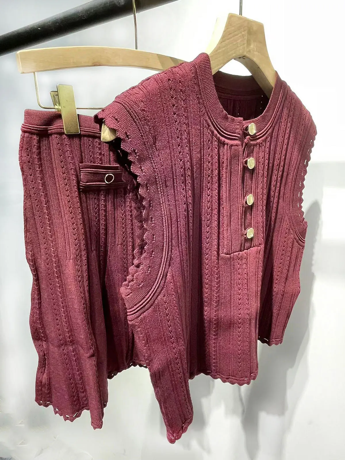 Summer Women's Burgundy Set Round Neck Sleeveless Vest Knitted Top +Pleated Short Skirt
Summer Women's Burgundy Set Round Neck Sleeveless Vest Knitted Top +Pleated Short Skirt
