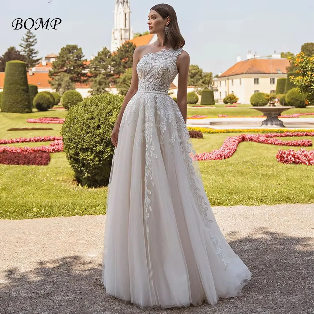 Новейшее простое свадебное платье BOMP для женщин 2026 года: Великолепное платье невесты на одно плечо с аппликациями и поясом, винтажный фасон Robe De Marié
Новейшее простое свадебное платье BOMP для женщин 2026 года: Великолепное платье невесты на одно плечо с аппликациями и поясом, винтажный фасон Robe De Marié