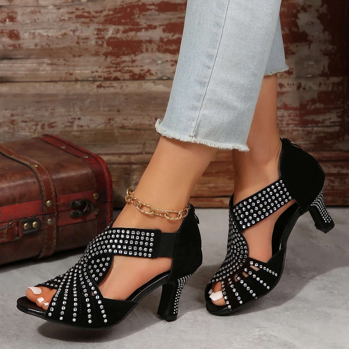 Dance Shoes 2025 Spring and Summer New European and American Water Diamond High Heels Fish Mouth Sandals Female Performance
Dance Shoes 2025 Spring and Summer New European and American Water Diamond High Heels Fish Mouth Sandals Female Performance