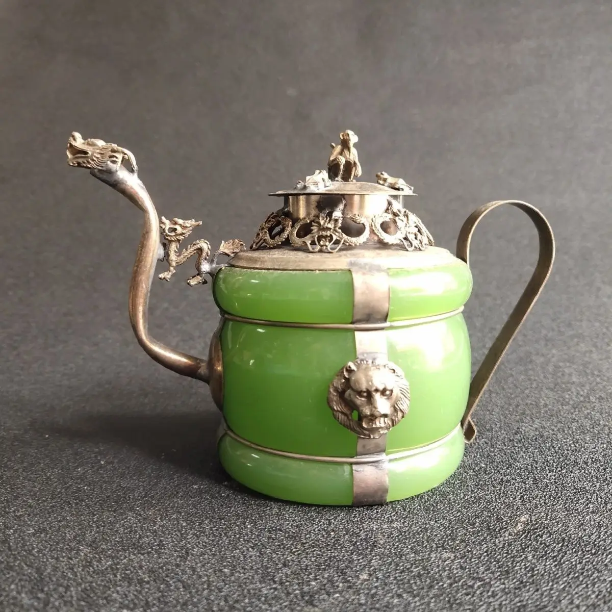 Collectibles Pure Copper Du Silver Inlaid Xiuyu Bracelet Pot If you like friends, please buy the specification 13 × 14 cm.
Collectibles Pure Copper Du Silver Inlaid Xiuyu Bracelet Pot If you like friends, please buy the specification 13 × 14 cm.