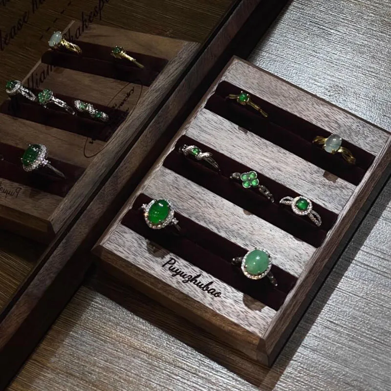 Компактный органайзер для ювелирных изделий — подставка для сережек и колец с тремя слотами из черного ореха
Компактный органайзер для ювелирных изделий — подставка для сережек и колец с тремя слотами из черного ореха