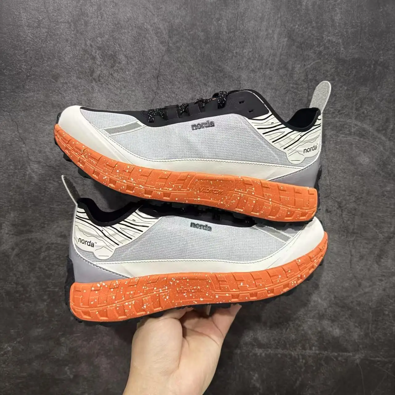 2025 New Trail Running Shoes Men's Women's Luxury Brand Walking Joggers Outdoor Sneakers Couple Designer Fitness Shoes
2025 New Trail Running Shoes Men's Women's Luxury Brand Walking Joggers Outdoor Sneakers Couple Designer Fitness Shoes