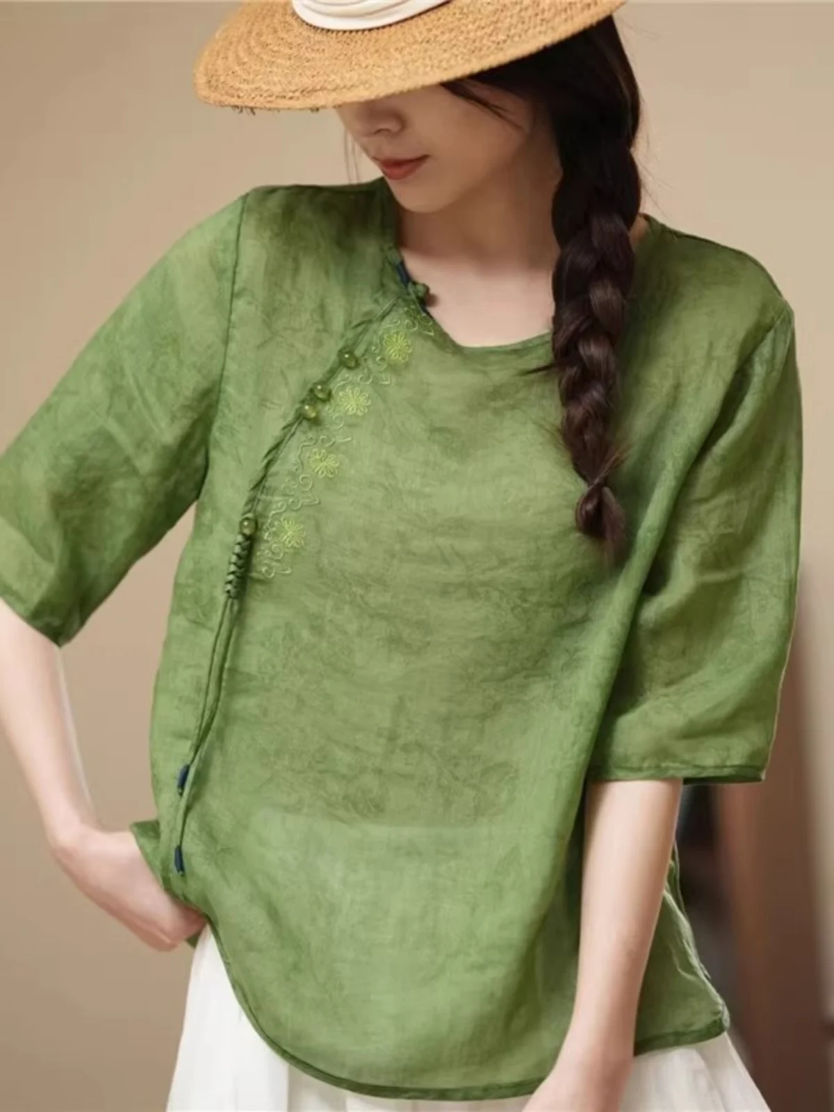 New Chinese Style Women's Linen Shirt Summer 2026 High End Jade Button Tassel Design Sense Loose Fit round Neck Embroidered B...
New Chinese Style Women's Linen Shirt Summer 2026 High End Jade Button Tassel Design Sense Loose Fit round Neck Embroidered B...