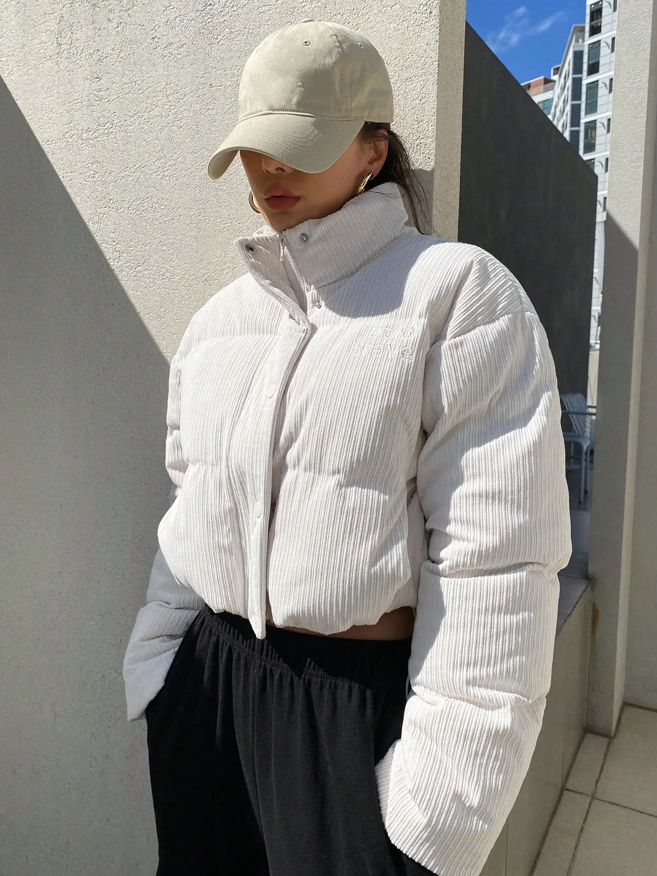 Женская белая вельветовая куртка-пуховик с воротником-стойкой и вышитым логотипом, короткое зимнее пальто
Женская белая вельветовая куртка-пуховик с воротником-стойкой и вышитым логотипом, короткое зимнее пальто