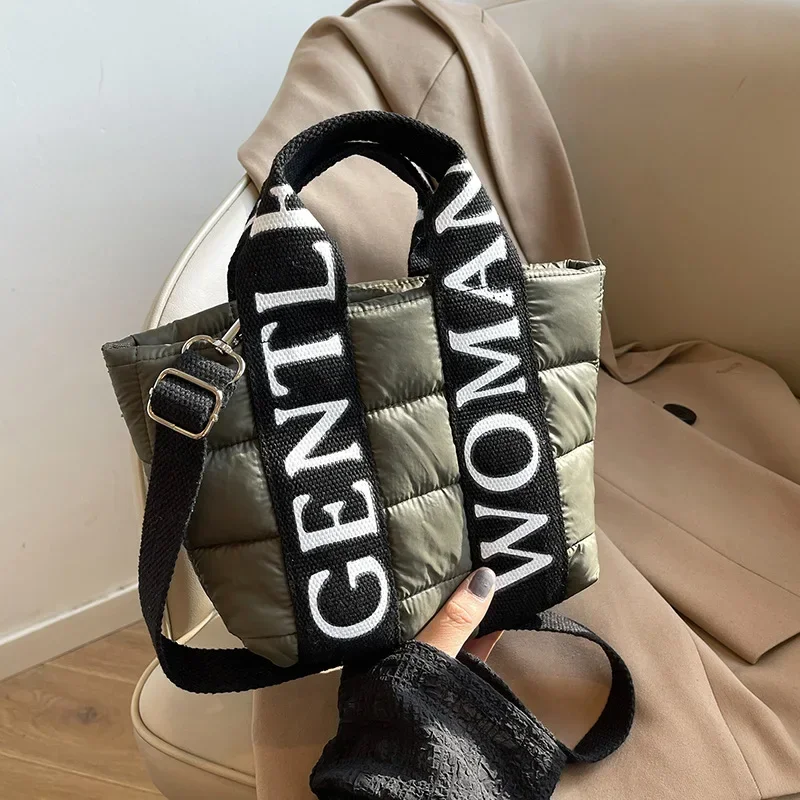 2025 New Luxury Square Bag, Monogram Contrast Crossbody Bag, Convertible Hand/shoulder, Day and Night Multi-function
2025 New Luxury Square Bag, Monogram Contrast Crossbody Bag, Convertible Hand/shoulder, Day and Night Multi-function