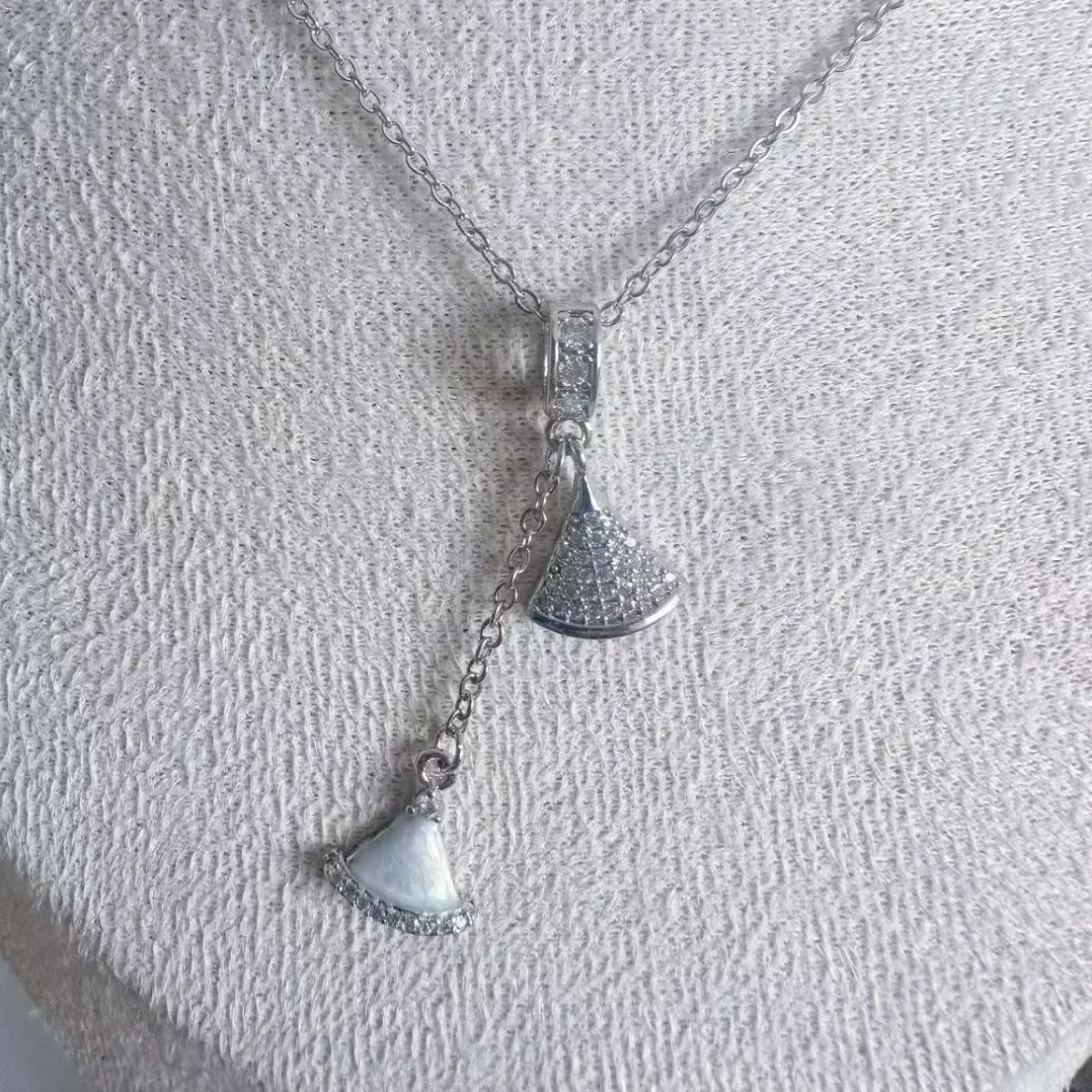 2025 A necklace for women in an ins style, personalized and fashionable electroplated dress with collarbone chain
2025 A necklace for women in an ins style, personalized and fashionable electroplated dress with collarbone chain