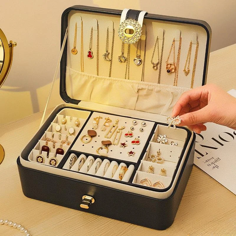 Изысканная золотая шкатулка для хранения ювелирных украшений, высококачественный органайзер для браслетов и серег, модный футляр для хранения аксессуаров от Feilanggu
Изысканная золотая шкатулка для хранения ювелирных украшений, высококачественный органайзер для браслетов и серег, модный футляр для хранения аксессуаров от Feilanggu