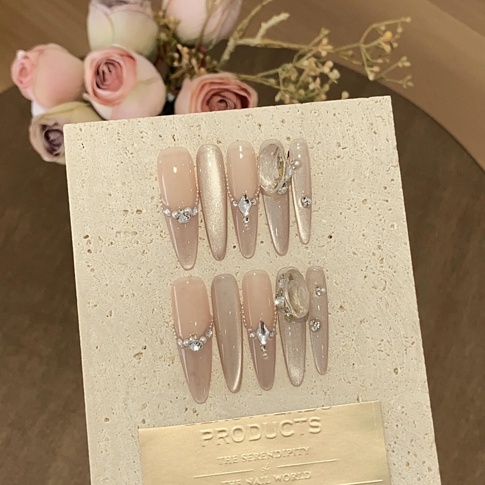 One takes care of manicure, purely handmade wide-light cat's eye pearl chain broken diamond through the bottom oval big diamond Yimeng wears armor
One takes care of manicure, purely handmade wide-light cat's eye pearl chain broken diamond through the bottom oval big diamond Yimeng wears armor