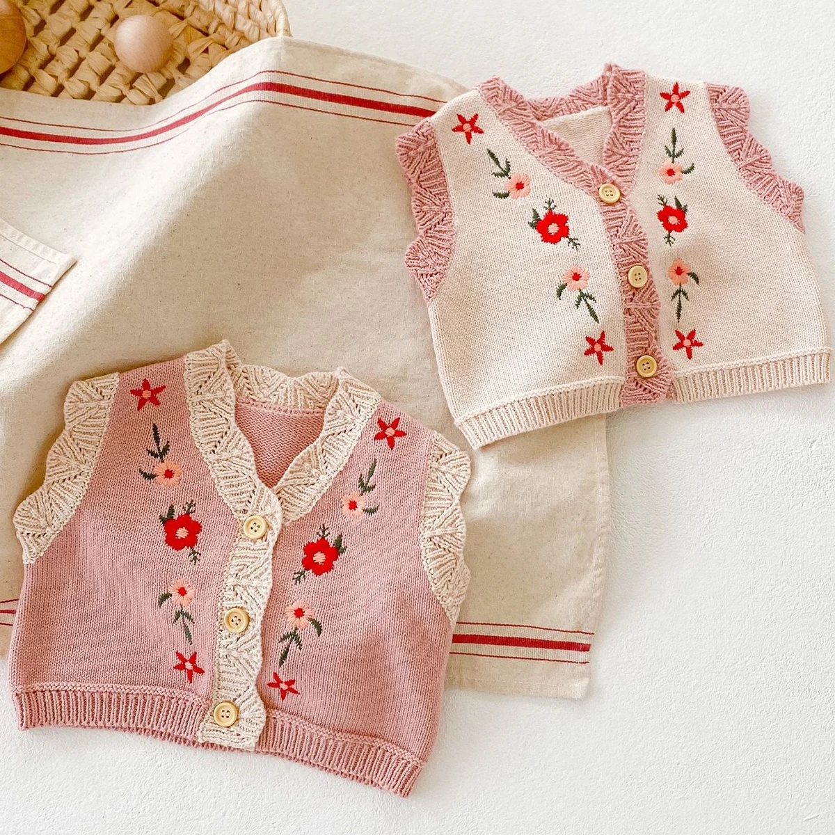 Autumn new children's knitted vest girls' versatile 0-2 year old cardigan cotton yarn knitted sweater embroidered V-neck vest ja
Autumn new children's knitted vest girls' versatile 0-2 year old cardigan cotton yarn knitted sweater embroidered V-neck vest ja