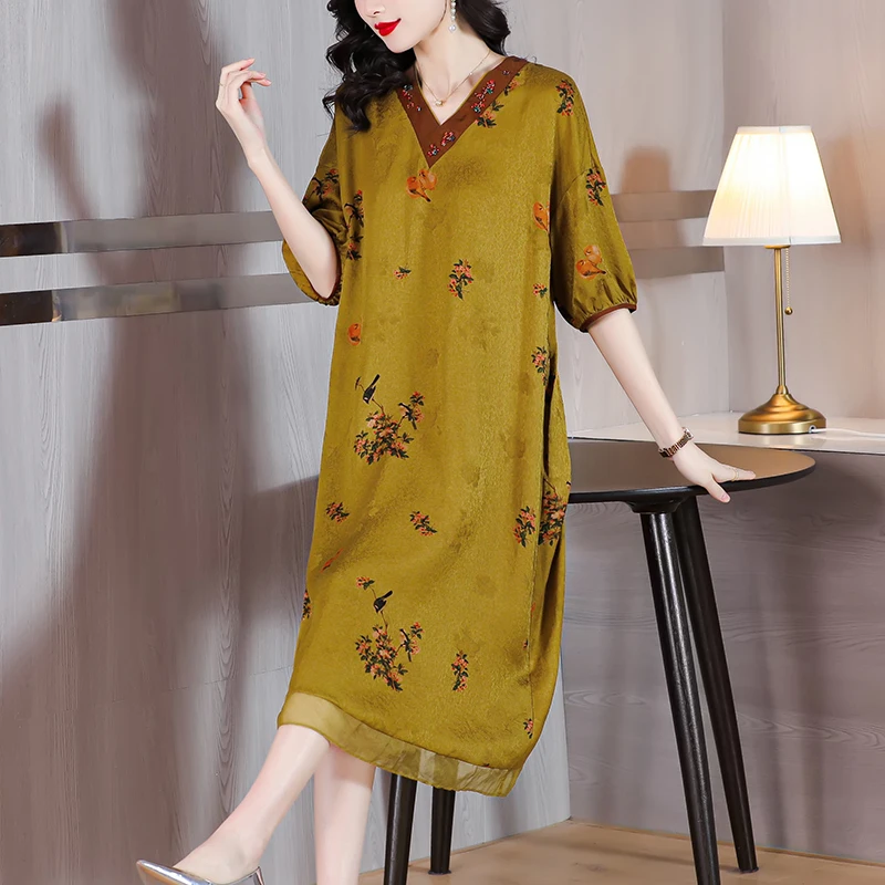 Women Yellow Floral Silk Fashion Light Midi Dress Summer Short Sleeve V-Neck Elegant Dress 2023 Korean Vintage Luxury Prom Dress
Women Yellow Floral Silk Fashion Light Midi Dress Summer Short Sleeve V-Neck Elegant Dress 2023 Korean Vintage Luxury Prom Dress