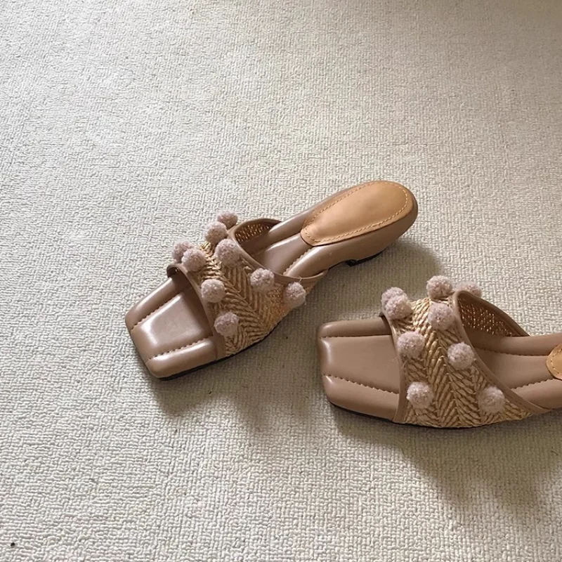 Тканые тапочки, женские новые летние модные уличные тапочки с квадратным носком, соломенные плетения, легкие шлепанцы на выход
Тканые тапочки, женские новые летние модные уличные тапочки с квадратным носком, соломенные плетения, легкие шлепанцы на выход