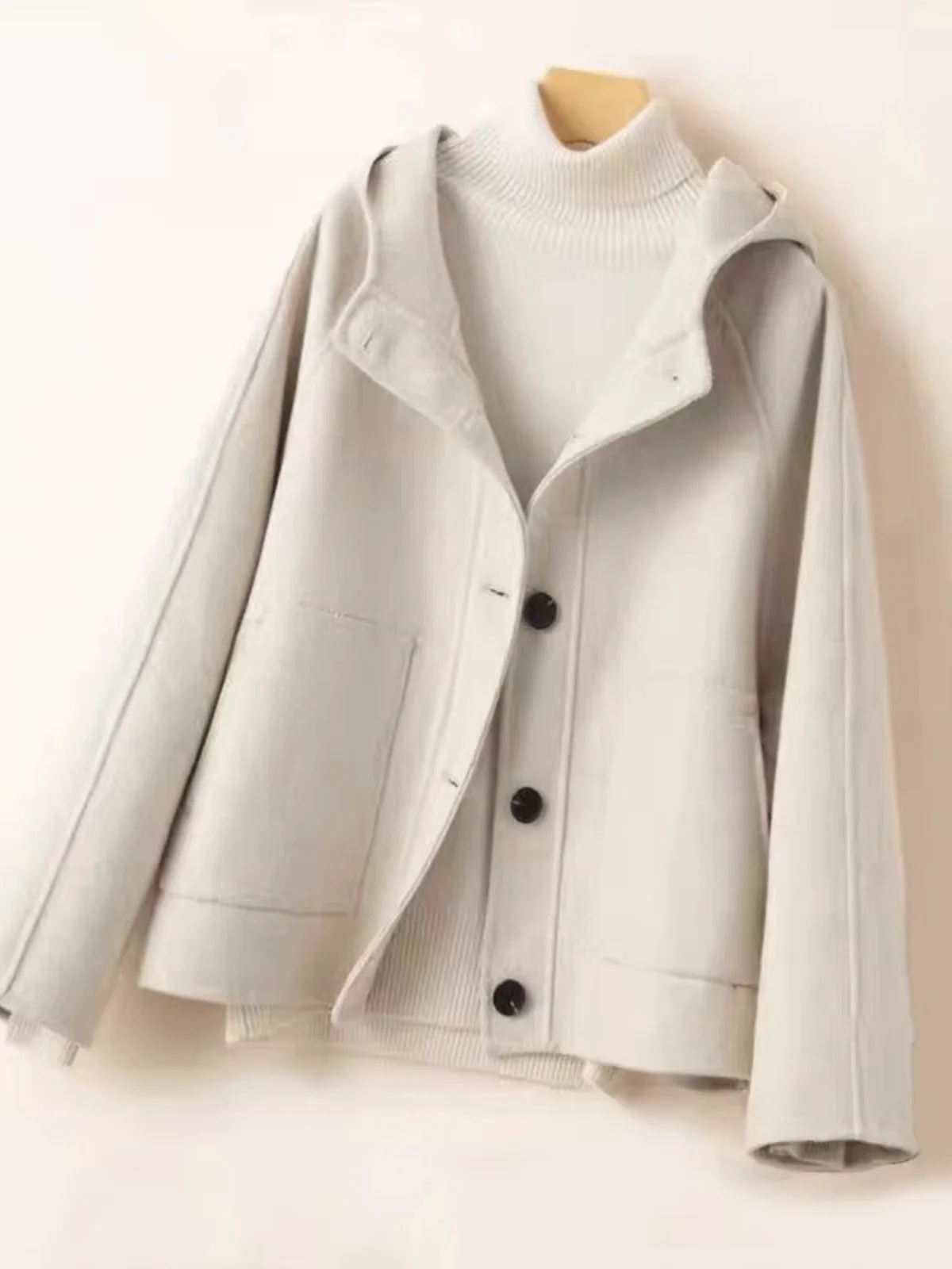 Двустороннее шерстяное пальто для женщин, повседневное, с капюшоном, утепленное, зимняя верхняя одежда в корейском стиле, свободный крой, длинный рукав
Двустороннее шерстяное пальто для женщин, повседневное, с капюшоном, утепленное, зимняя верхняя одежда в корейском стиле, свободный крой, длинный рукав