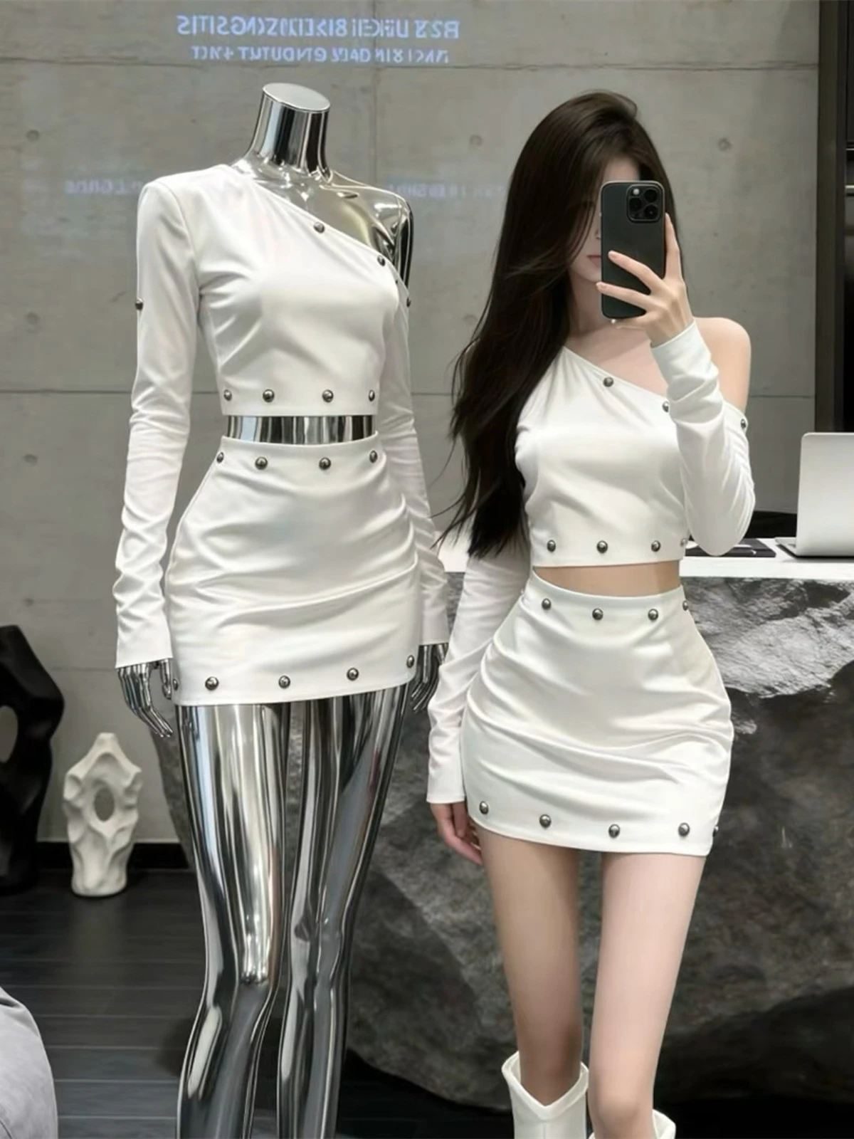 Sexy Spicy Girl Style One Shoulder Single Button Top And Short Skirt Two Piece Set Women's Spring High End Feeling Outfit
Sexy Spicy Girl Style One Shoulder Single Button Top And Short Skirt Two Piece Set Women's Spring High End Feeling Outfit