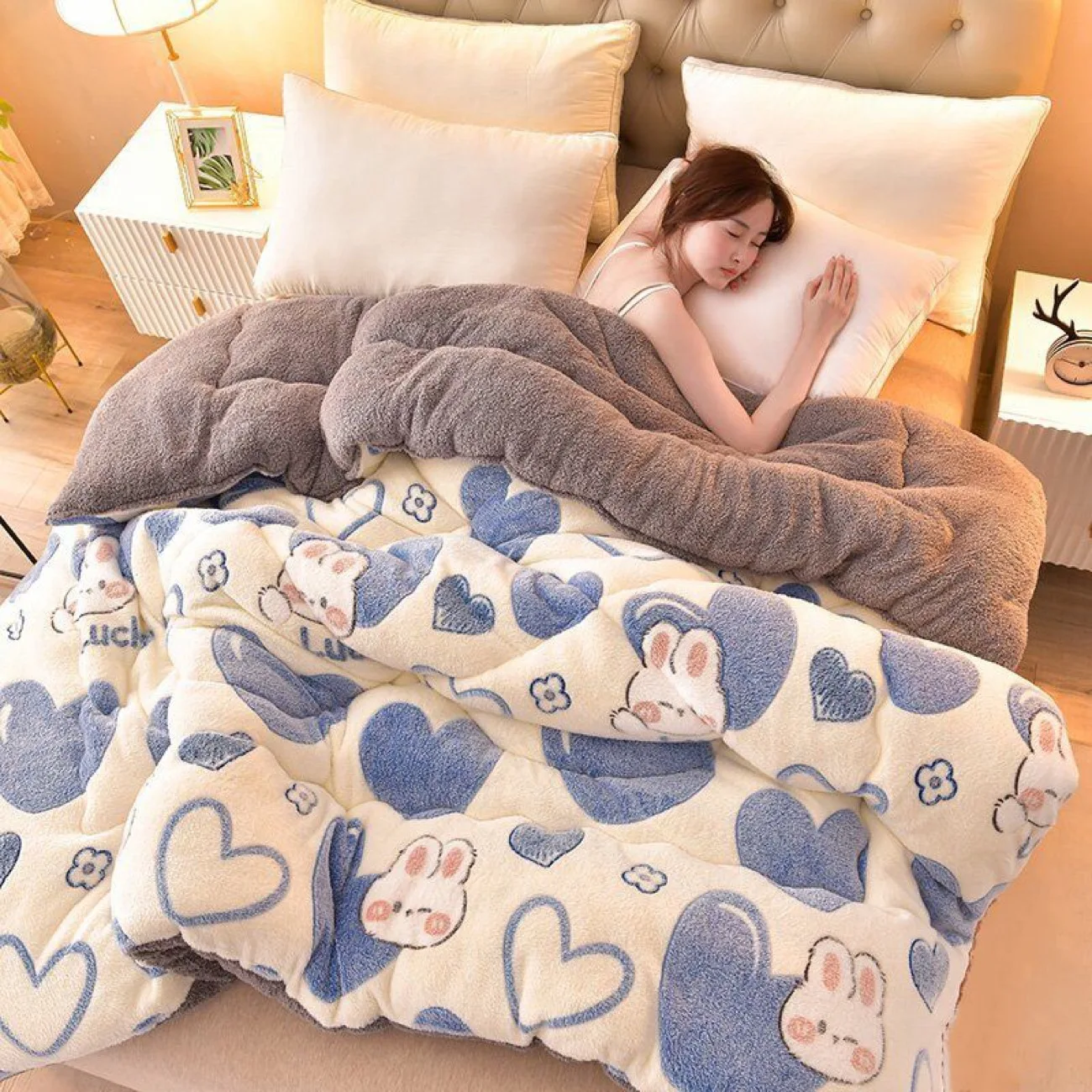 Одеяло из флиса ягненка, утолщенное теплое зимнее двойное хлопковое одеяло, общежитие, осенне-зимнее стеганое двустороннее флисовое одеяло
Одеяло из флиса ягненка, утолщенное теплое зимнее двойное хлопковое одеяло, общежитие, осенне-зимнее стеганое двустороннее флисовое одеяло