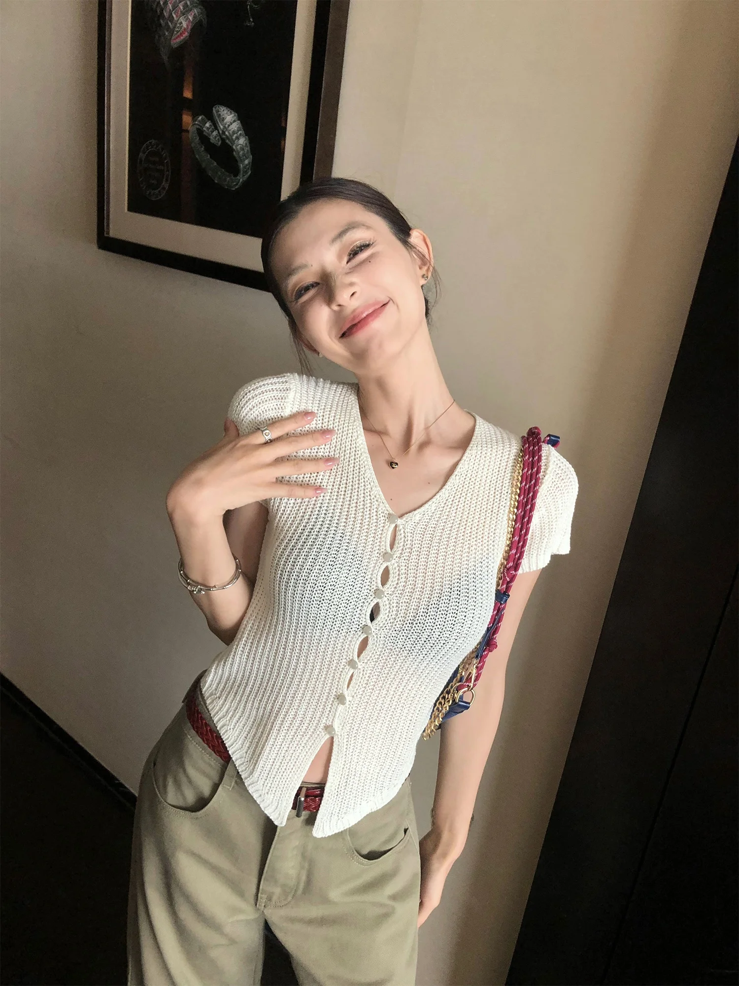 Chen Mi Fan Summer BIOUSE White Hollow V-neck Short Sleeve Knitted Open Cardigan Women's Slim Fit Short Length Top
Chen Mi Fan Summer BIOUSE White Hollow V-neck Short Sleeve Knitted Open Cardigan Women's Slim Fit Short Length Top