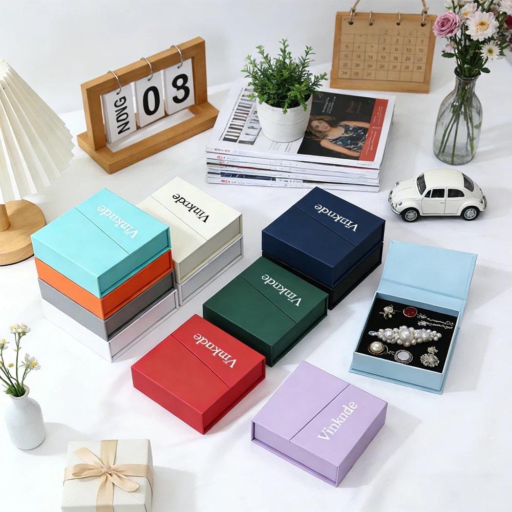 20 шт./лот, магнитные подарочные коробки с индивидуальным логотипом, темно-синие картонные коробки для ювелирных изделий, маленькие коробки для ожерелий, серег, колец, оптовая упаковка для украшений
20 шт./лот, магнитные подарочные коробки с индивидуальным логотипом, темно-синие картонные коробки для ювелирных изделий, маленькие коробки для ожерелий, серег, колец, оптовая упаковка для украшений