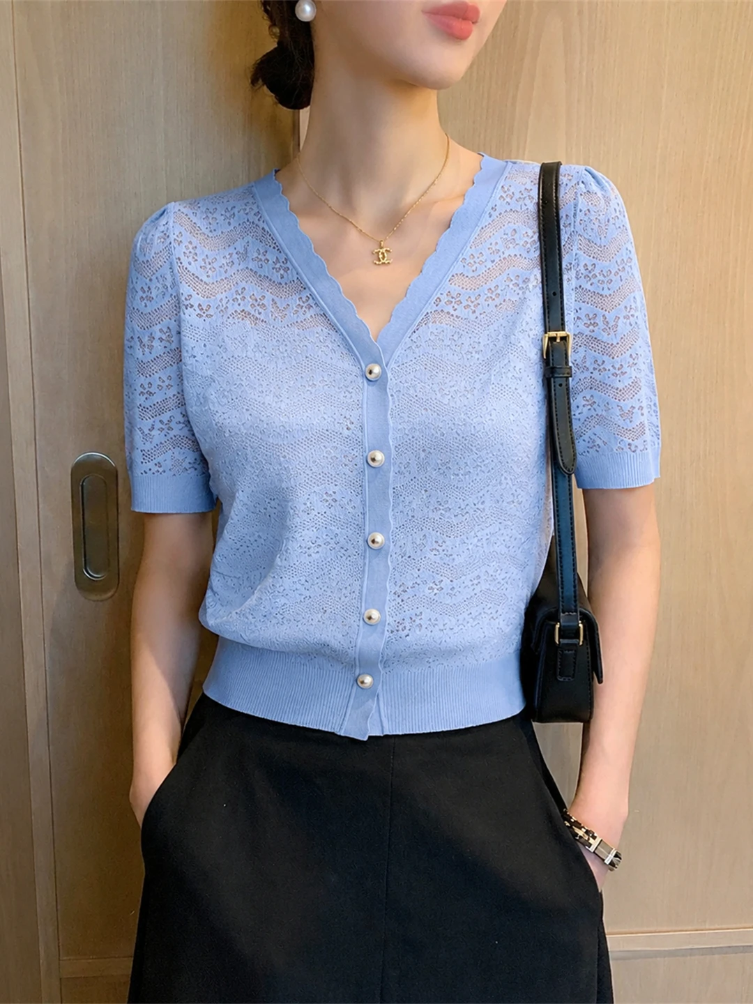 Sweet Style Ice Silk V-Neck Knit Top Short Sleeve Commute Friendly Gentle Wind Design for Summer And Delicate
Sweet Style Ice Silk V-Neck Knit Top Short Sleeve Commute Friendly Gentle Wind Design for Summer And Delicate