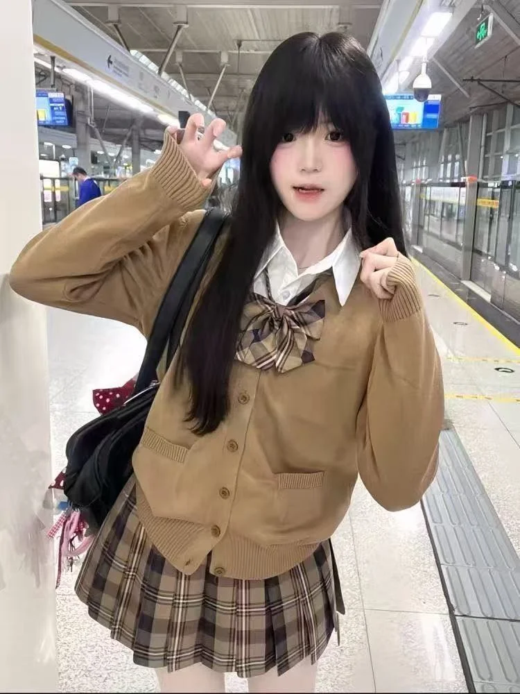 Милый коричневый вязаный свитер, кардиган, женская модная студенческая юбка, комплект из четырех предметов, осенний сезон, повседневная одежда
Милый коричневый вязаный свитер, кардиган, женская модная студенческая юбка, комплект из четырех предметов, осенний сезон, повседневная одежда