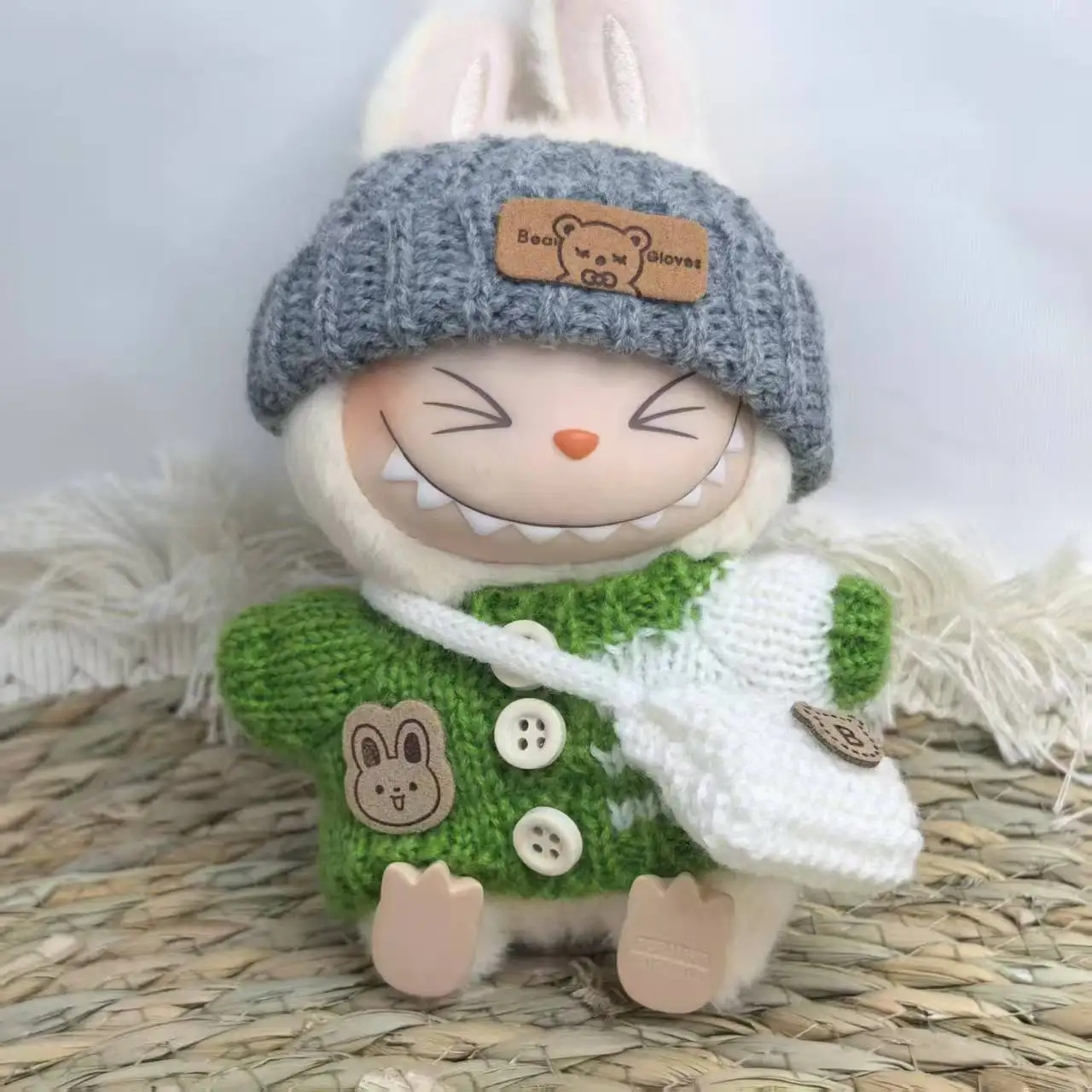 Для 17 см V1/V2 Labubu одежда наряд Labubu сидячая вечеринка медведь этикетка шарф шляпа пуговицы свитер джинсовые шорты аксессуары для кукол
Для 17 см V1/V2 Labubu одежда наряд Labubu сидячая вечеринка медведь этикетка шарф шляпа пуговицы свитер джинсовые шорты аксессуары для кукол