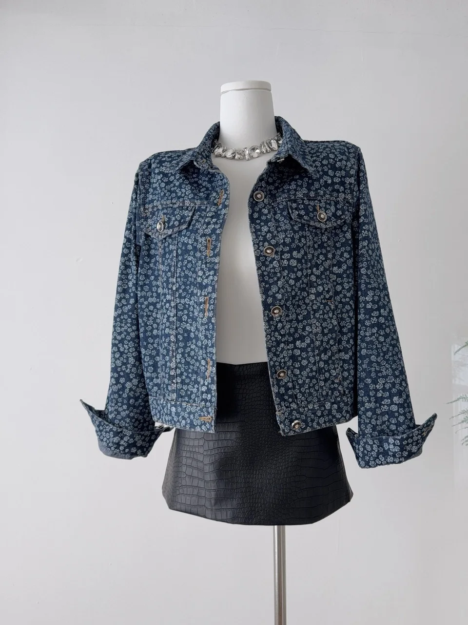 Синий чай с цветочным принтом, свободный крой, прямые джинсовые туфли, женское модное повседневное пальто на пуговицах, утягивающий топ
Синий чай с цветочным принтом, свободный крой, прямые джинсовые туфли, женское модное повседневное пальто на пуговицах, утягивающий топ