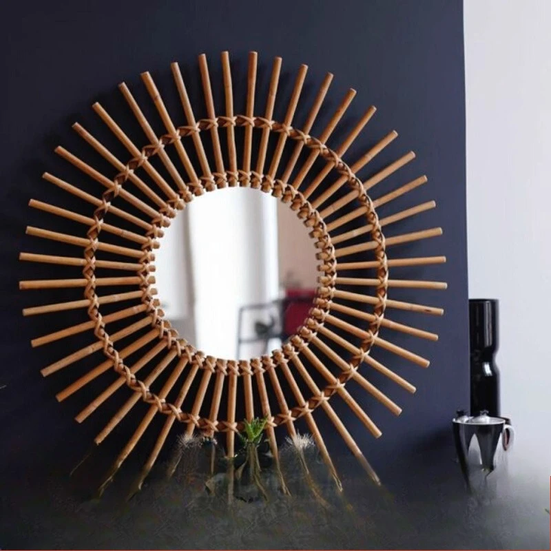 Wall features decorative mirrors, hanging ornaments, hotel eyes, sunglasses
Wall features decorative mirrors, hanging ornaments, hotel eyes, sunglasses